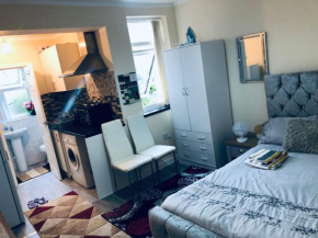 Self-contained studio flat bathrooms kitchens upgrade locations to city centre 15 minutes walking distance Nottingham universities Queen hospitals city hospitals, Nottingham